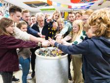 Jeroen Krabbé trots op school in Hardenberg die 1,5 miljoen knopen voor Holocaust-herdenking inzamelt: ‘Helden’