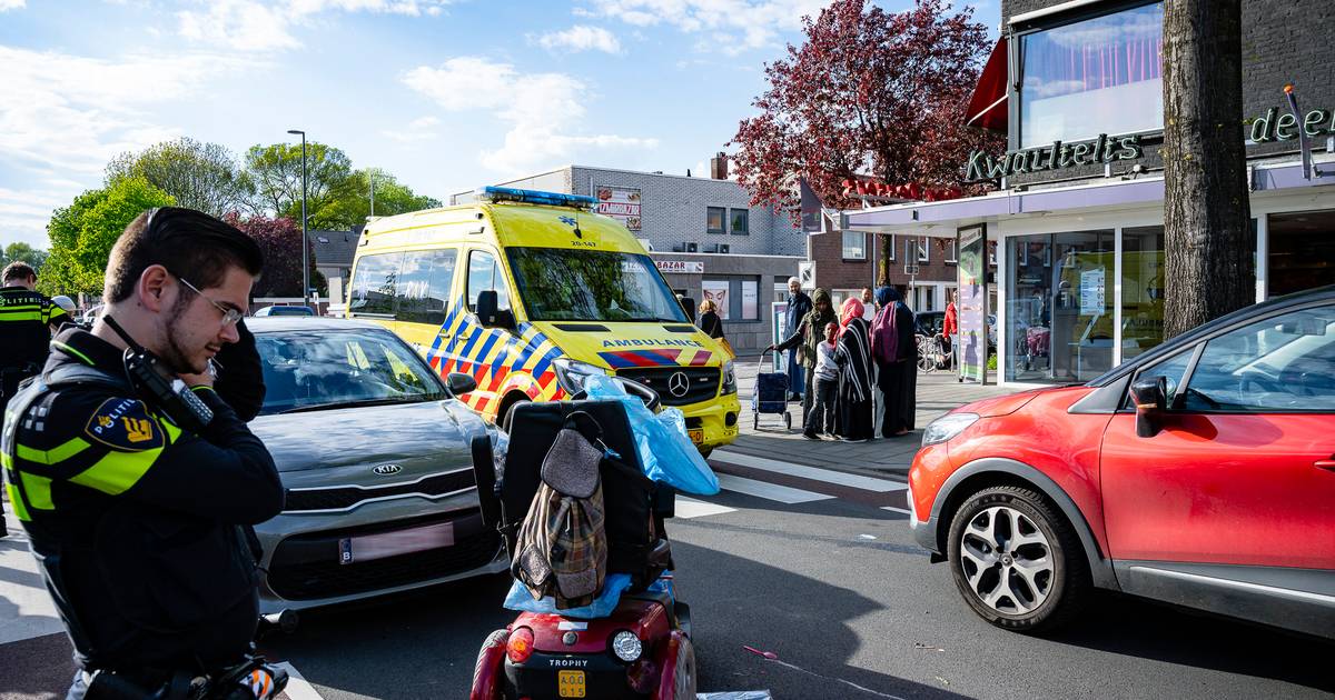 Vrouw aangereden in scootmobiel en belandt onder auto in Tilburg.