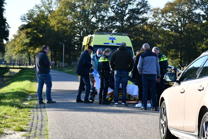 Omstanders verleenden eerste hulp aan het slachtoffer.