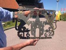 Delegatie De Bombazijn krijgt 356 jaar oude windvaan cadeau en in gemeente Losser rijdt er vanaf nu een ‘tegeltaxi’