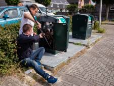 Kat vast in ondergrondse afvalcontainer 