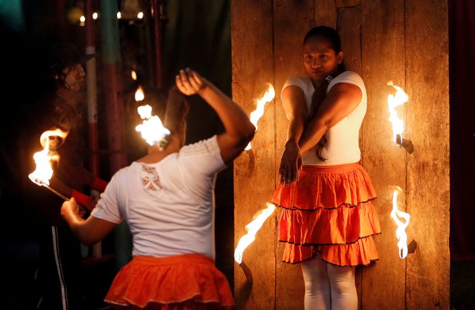 Sri Lankaanse circusartiesten treden in Colombo op met hun gevaarlijke act met brandende messen. Foto Dinuka Liyanawatte