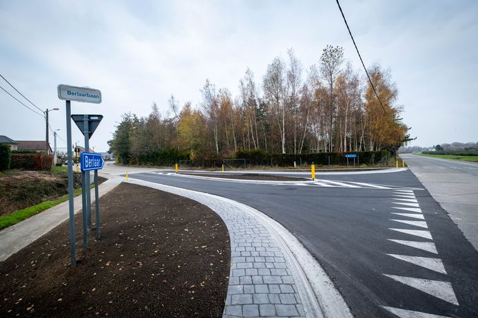 Het kruispunt van de Houwstraat met de Berlaarbaan is vernieuwd