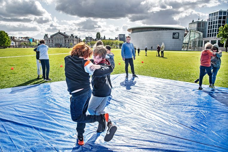 De oudste judoschool van Amsterdam oefent in de buitenlucht, op het Museumplein nog wel. Beeld 
