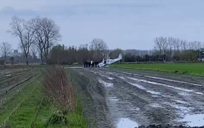 Sportvliegtuig stort neer in veld: “Piloot zou ongedeerd zijn”