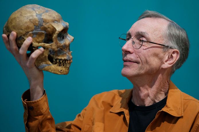 Nobelprijswinnaar Svante Pääbo en een replica van een neanderthalerskelet