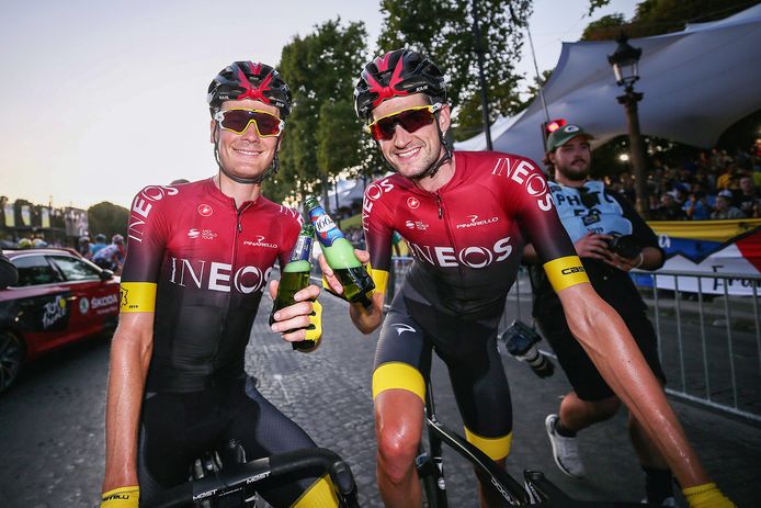 Dylan van Baarle en Wout Poels proosten op de Tour-winst van ploeggenoot Egan Bernal.