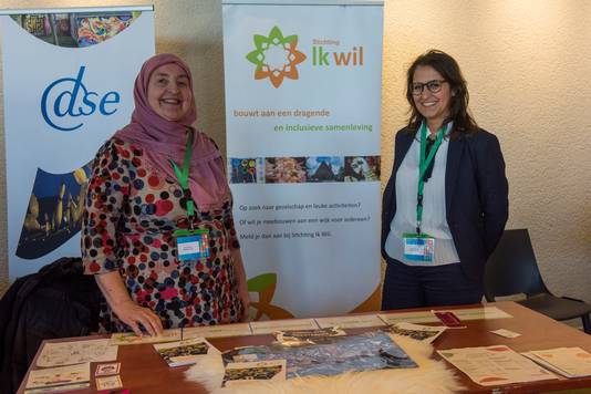 De Stichting Ik Wil uit Eindhoven op de duurzaamheidsmarkt in het Parktheater met Esra Altmis-Sengers (links) en Leyla Kalender.