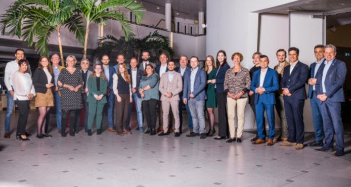 De nieuwe gemeenteraad van Gorinchem met (uiterst rechts) griffier Hans Sepers.
