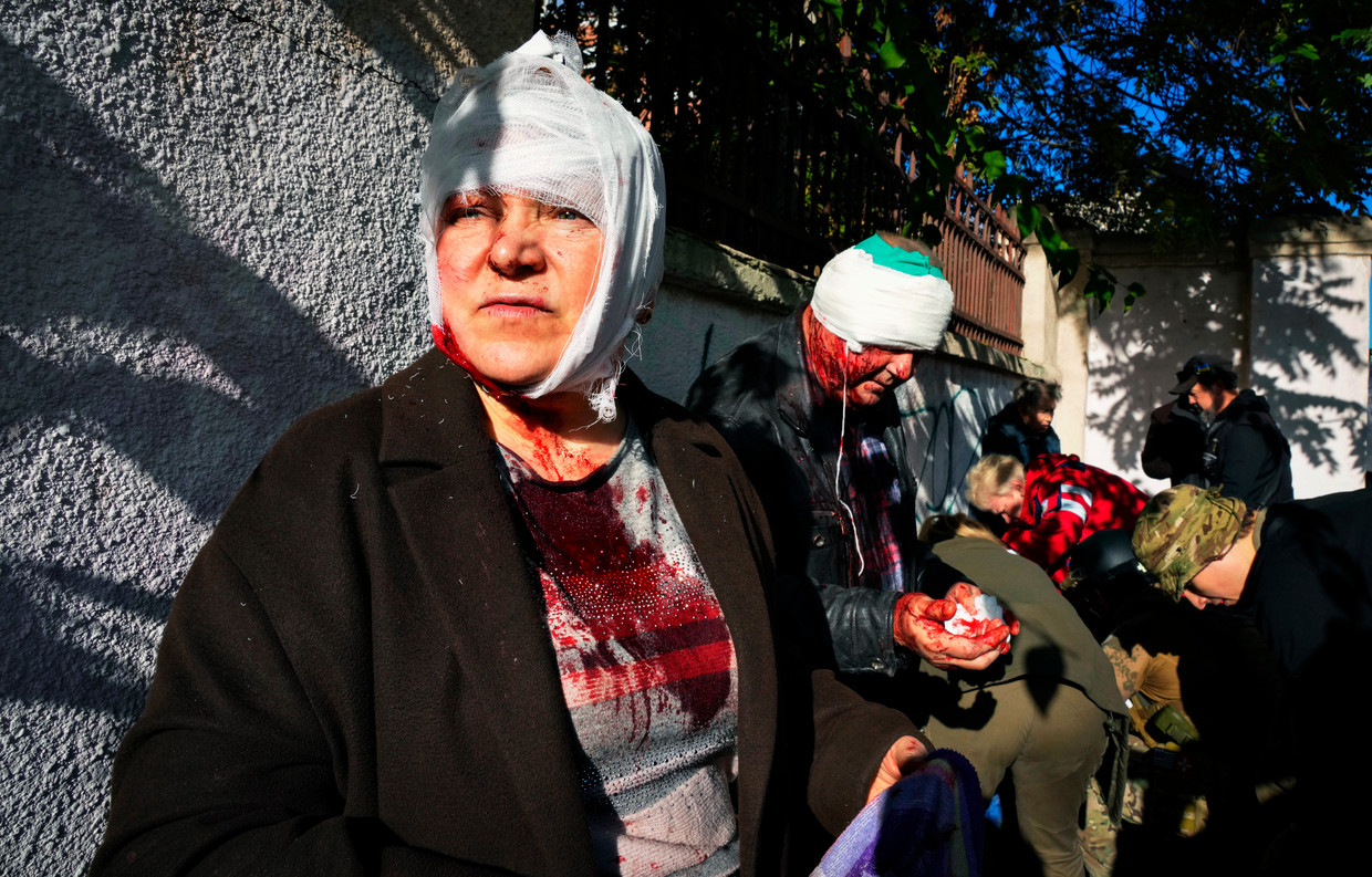 Slachtoffers van een bomaanslag op maandagochtend in Kiev worden verzorgd.  Beeld AP