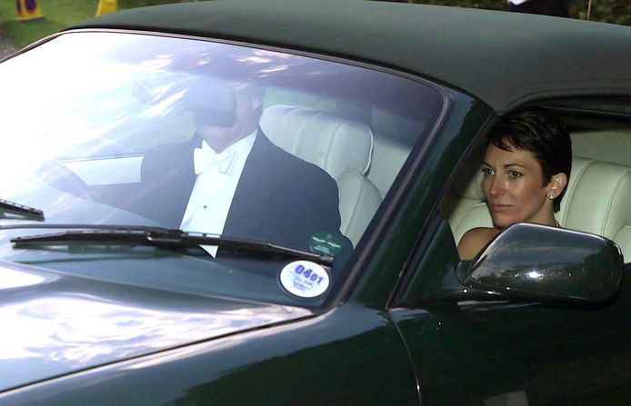 Prins Andrew rijdt met Ghislaine Maxwell weg na de huwelijksplechtigheid van zijn voormalige vriendin Aurelia Cecil in Chamberlayne bij Salisbury, in september 2000.