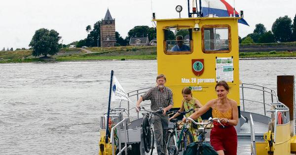 Record voor pontje voor fietsers en wandelaars tussen Varik-Heerewaarden; beste seizoen ooit - BD.nl