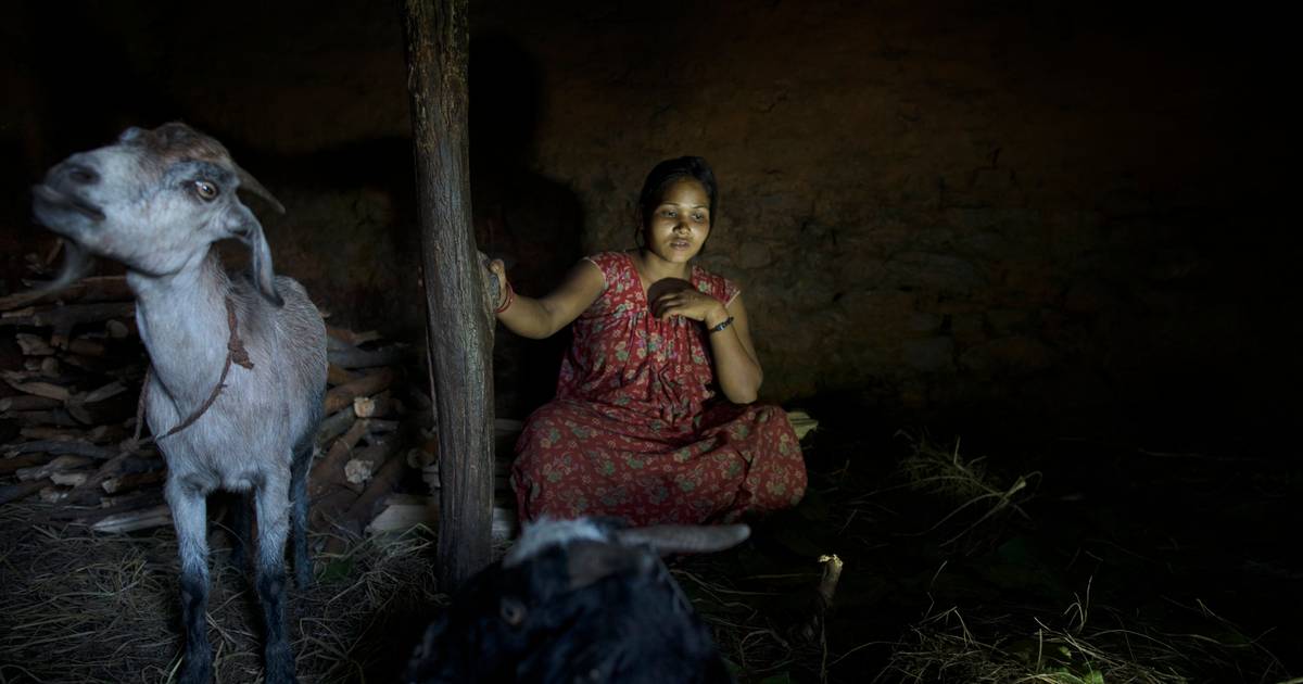 Смерть 16-летней девочки в «менструальной хижине» в Непале |  снаружи