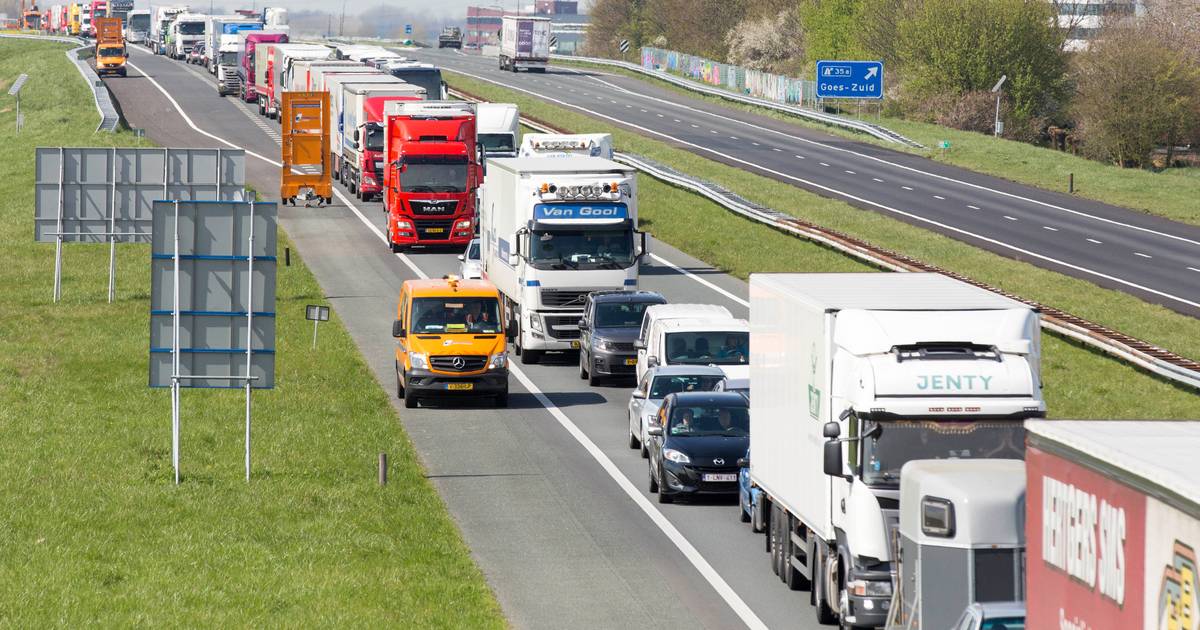 Flinke vertraging op A58 door ongeluk bij Hoogerheide, A4 ook lange file.