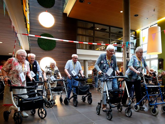 Op volle snelheid naar de finish bij de tweede Rollatorrace ...