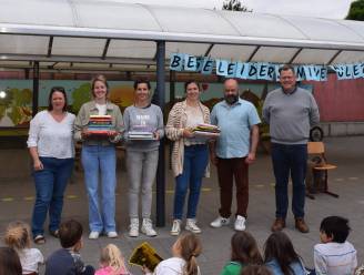 Davidsfonds Elverdinge verrast lokale school met een groot pakket boeken