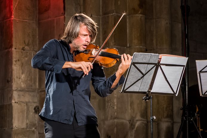Violist Daniel Rowland in opperste concentratie tijdens een eerdere editie van het Midwinterfestival op 't Stift in Weerselo.