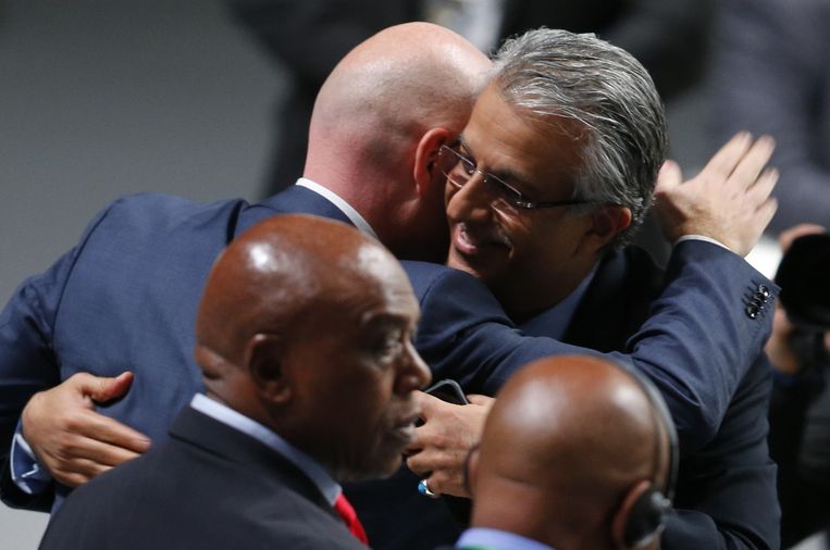 Infantino (links) en Salman omhelzen elkaar. Beeld ap
