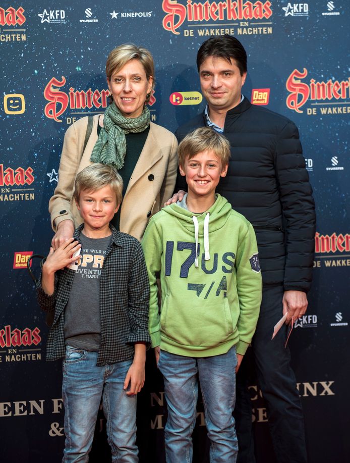 Journaalanker Annelies Van Herck met haar zoontje Elias en haar echtgenoot Michaël van Droogenbroeck hun zoontje Jakob.