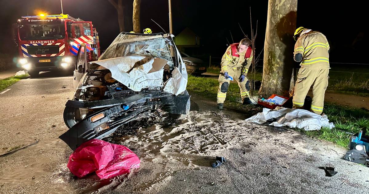 Automobilist ernstig gewond door botsing tegen boom in Doornenburg, traumahelikopter landt.