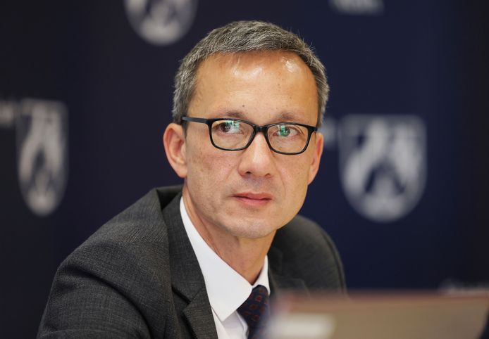 De Keulse politiechef Falk Schnabel tijdens de persconferentie over de nieuwe misbruikzaak.