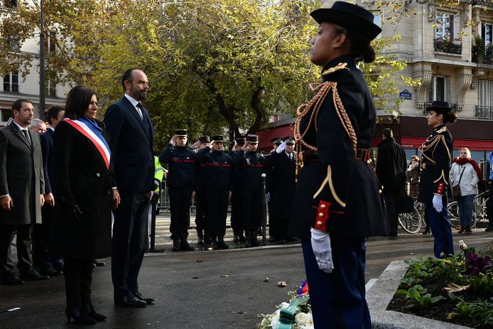 Burgemeester Anne Hidalgo en de Franse premier Edouard Philippe bij de herdenking bij café La Bonne Biere, een van de plekken waar de terroristen op 13 november 2015 toesloegen.