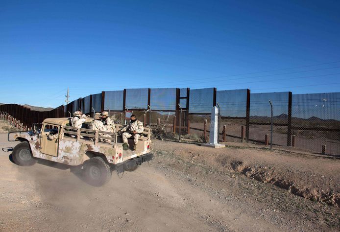 Mexicaanse soldaten rijden langs de grens (archieffoto 2017).