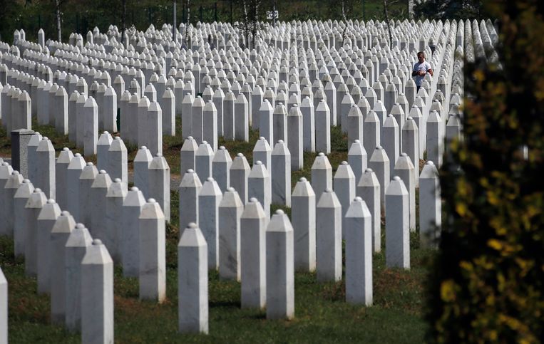 De Servisch-Bosnische oud-generaal Milomir Savcic is aangeklaagd voor zijn verantwoordelijkheid bij het bloedbad bij Srebrenica in 1995. Beeld AP