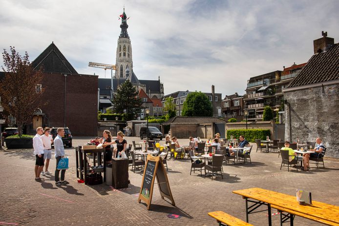 Terras in het centrum van Breda. Het plan om ook op het Chasséveld terrassen weg te zetten is afgeblazen.