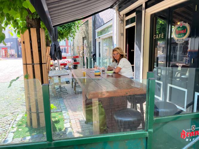 Carla uit Almelo zit het hele jaar met haar café in een bouwput: ‘Het wordt een moeilijke zomer’