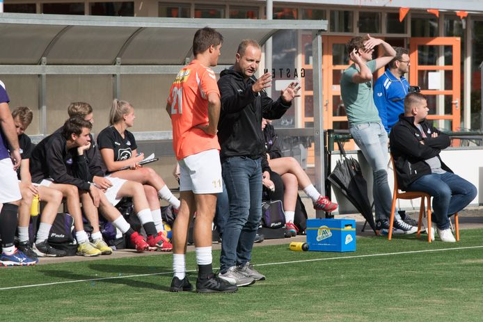 Coen Hooijer geeft aanwijzingen. Hij is komend seizoen coach bij Victum in Houten.
