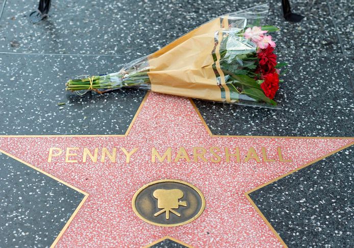 Fans laten bloemen achter op de ster van Penny Marshall op de Walk of Fame.