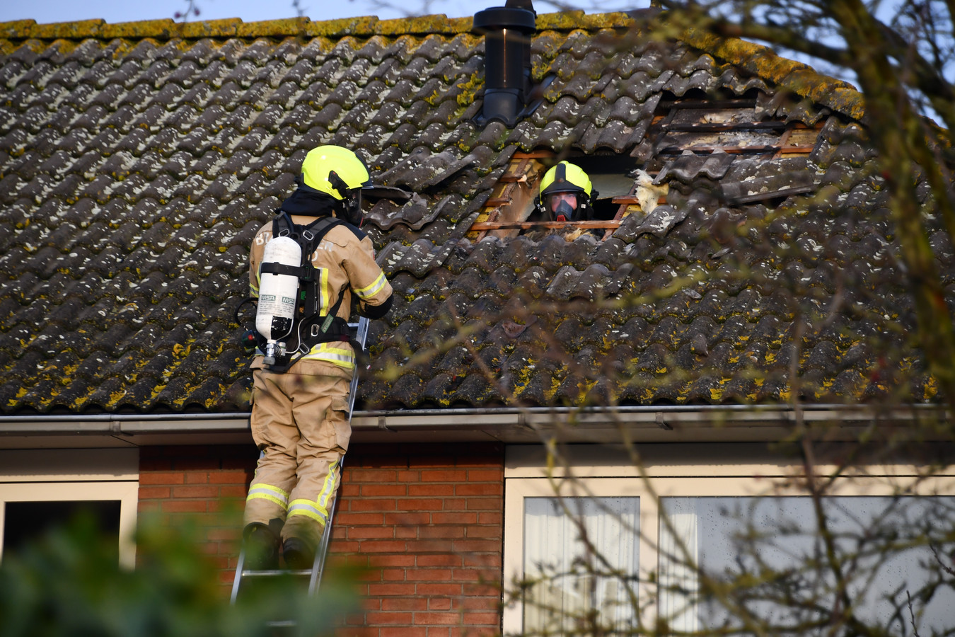 De brandweer is bezig met het dak van de woning in Terneuzen.