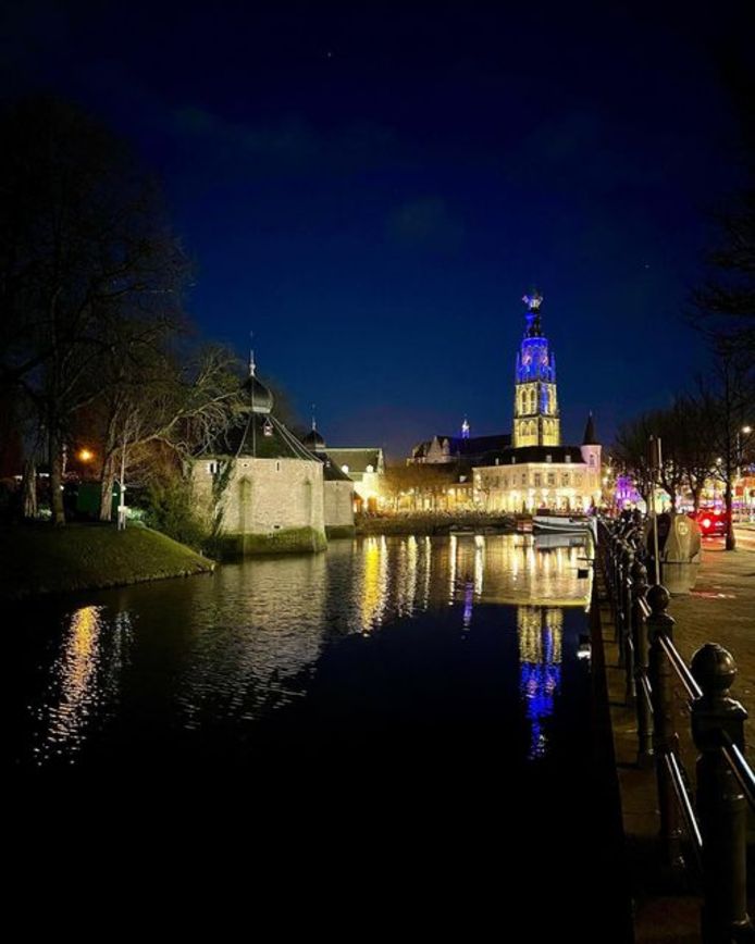 De Grote Kerk aangelicht in de kleuren van de Oekraïnse vlag.