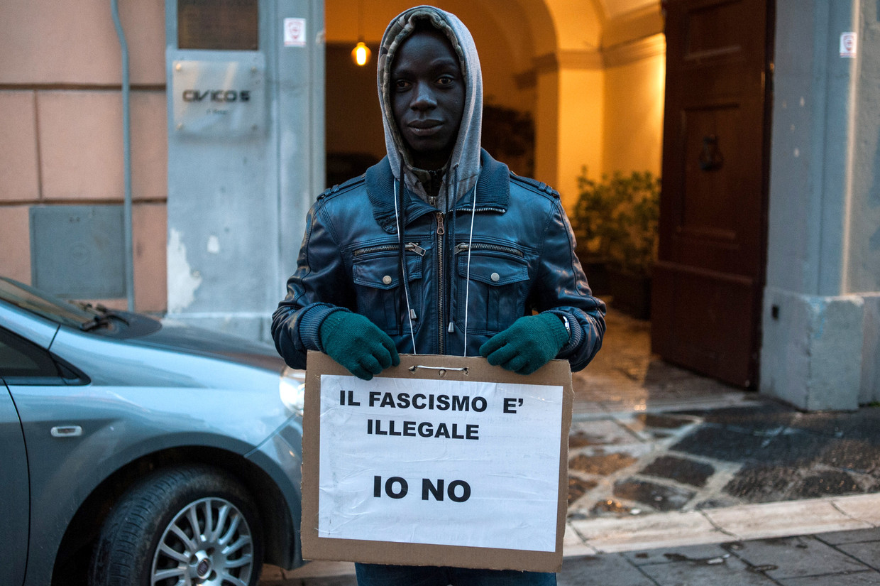Een slachtoffer van de nieuwe wet demonstreert in de Italiaanse stad Caserta: ‘Fascisme is illegaal, niet ik’. Beeld Getty 
