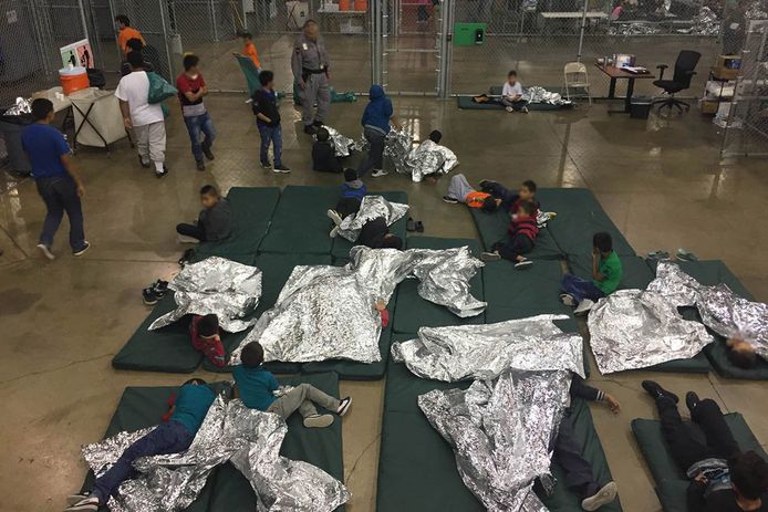 Kinderen in een opvangcentrum  van de Customs & Border Protection (CPB) in McAllen, Texas.