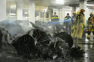 Peperdure sportwagen in parkeergarage in brand gestoken
