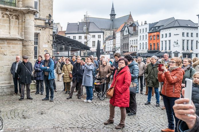 Filip Van De Winkel opent het eerste spreekbalkon in Aalst.