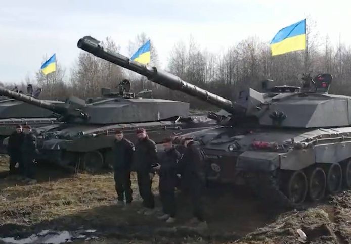 Videobeeld dat de Oekraïense Defensieminster Oleksi Reznikov verspreidde van de eerste Britse Challenger-tanks in zijn land