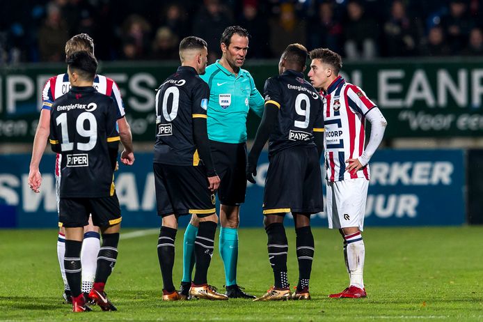 Bas Nijhuis maant de NAC-spelers Rai Vloet en Thierry Ambrose en Willem II'er Kostas Tsimakis tot kalmte.