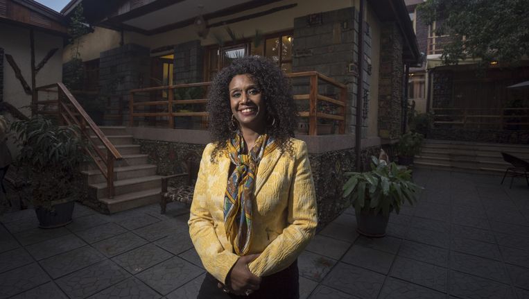 Amy Demissew op de patio van haar Zeist Lodge in Addis Abeba. Beeld Petterik Wiggers / Hollandse Hoogte