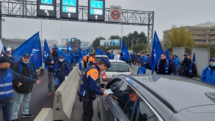 Beeld van de actie van de politievakbonden aan de luchthaven van Zaventem.