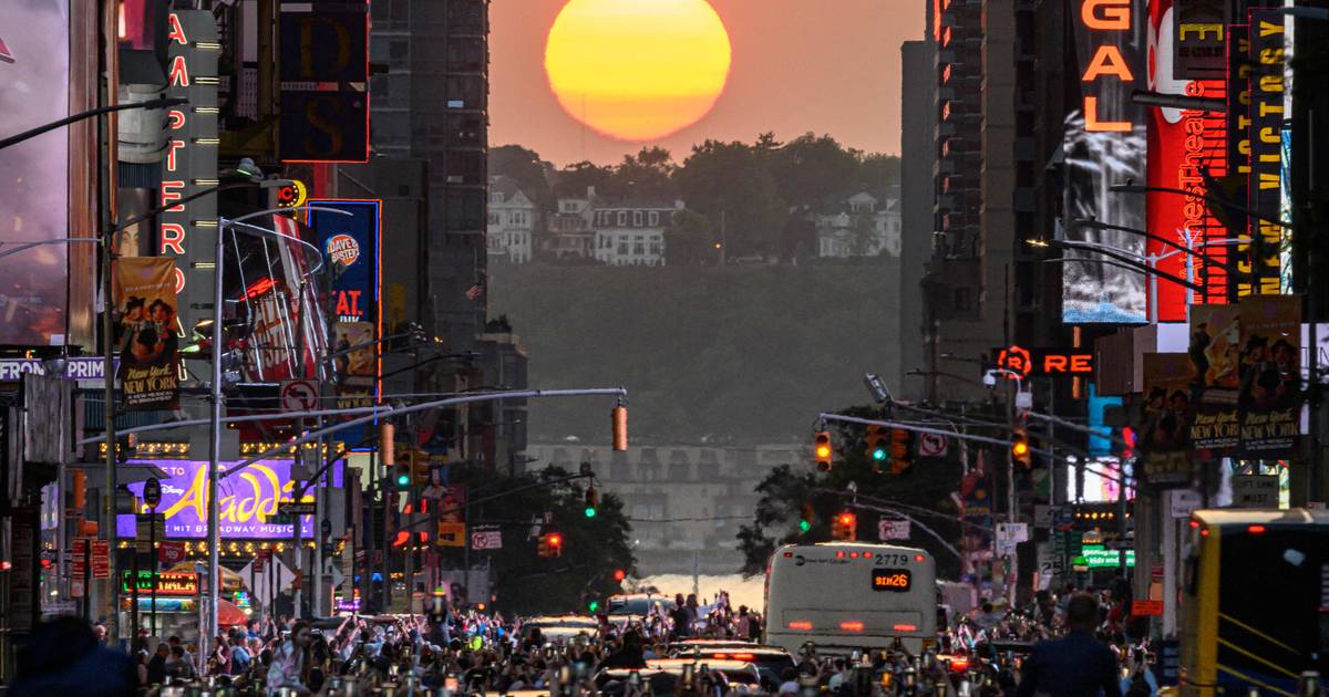 Searching for the perfect photo in New York: Thousands flock to Manhattanhenge |  outside