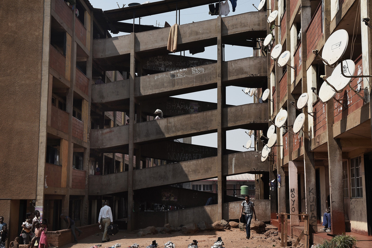 Beeld uit 2015 van een flat in een township aan de rand van de Zimbabwaanse hoofdstad Harare, die eerder door regeringstroepen werd verwoest. Beeld Getty Images