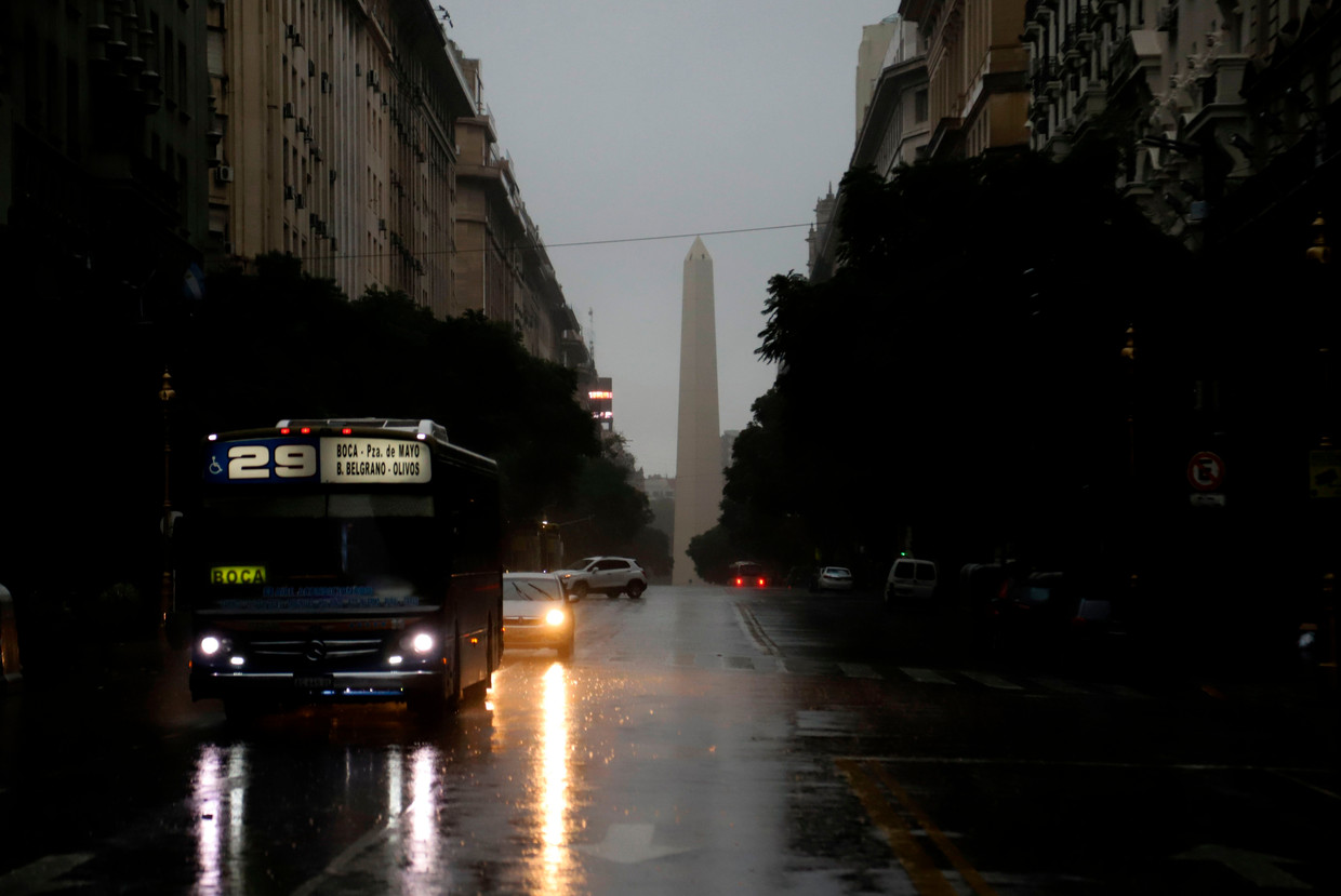 De Argentijnse hoofdstad Buenos Aires zit al urenlang zonder stroom. Het hele land, en buurland Uruguay zijn zwaar getroffen.