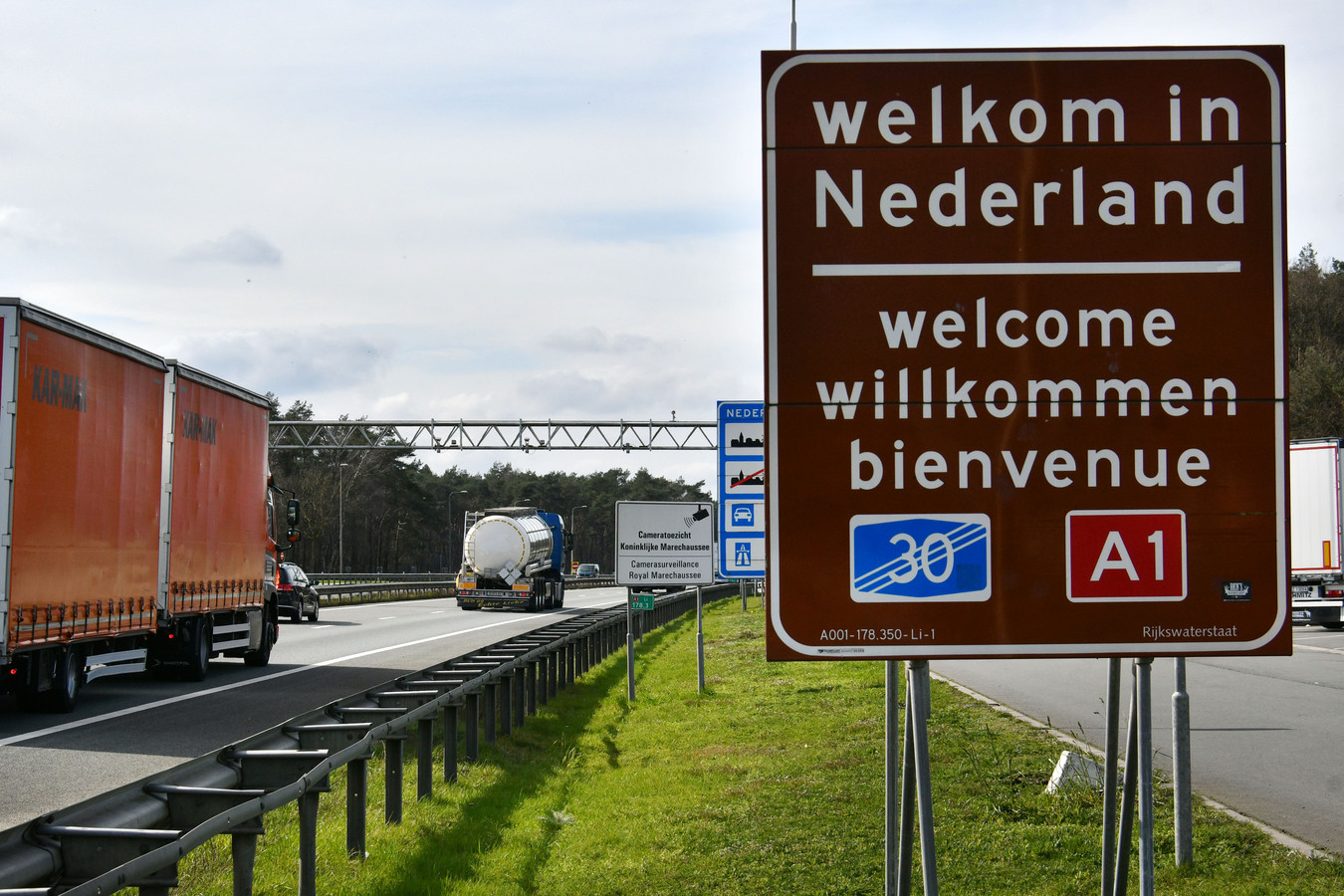Grensovergang  Oldenzaal Autoweg A1 - De grens tussen Nederland en Duitsland is nog steeds open ondanks alle corona maatregelen.
