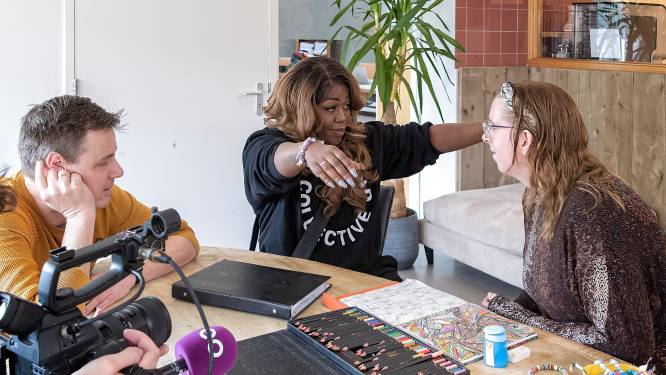 Zangeres Berget Lewis vol ontzag voor zorgmedewerkers: ‘Dit zijn de stille helden’
