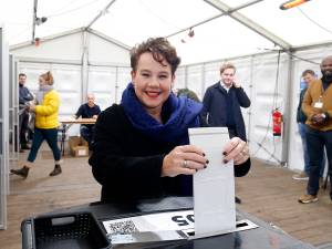 LIVE | Burgemeester Dijksma brengt stem uit: opkomst in Utrecht op 23,5%, Amersfoort loopt iets achter