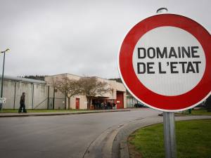 Une arme à feu et des munitions larguées dans la prison d’Andenne
