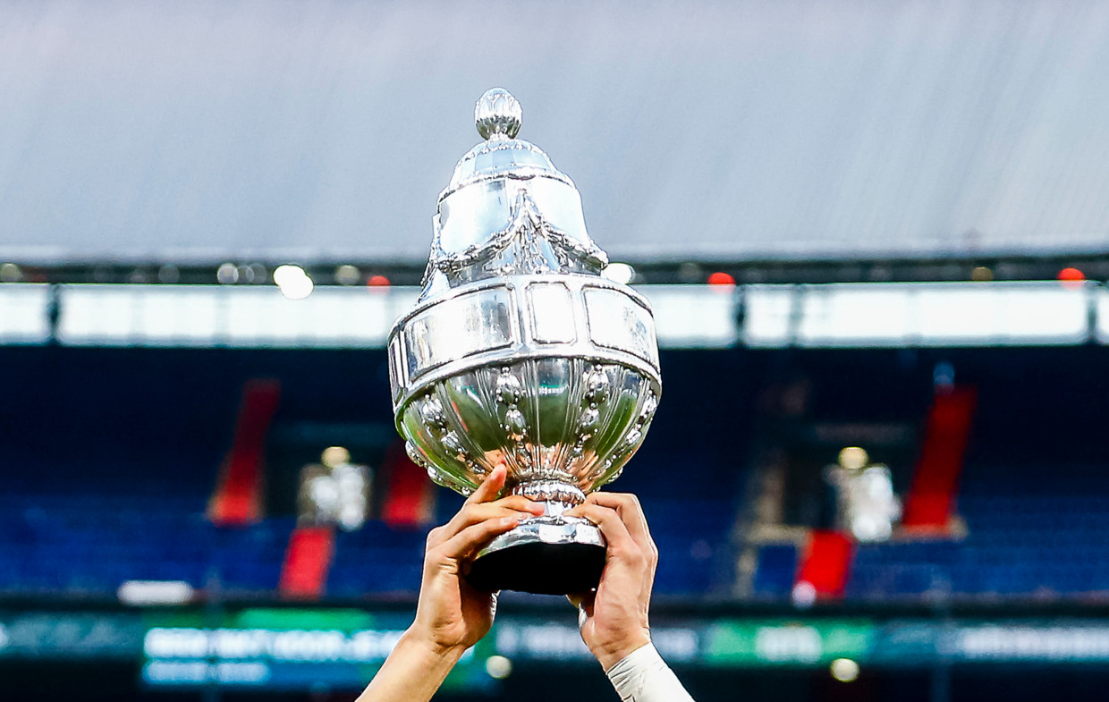op bezoek bij Feyenoord in halve finale beker, PSV naar Spakenburg
